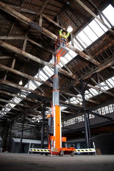 32 FOOT AERIAL WORK PLATFORM LIFT